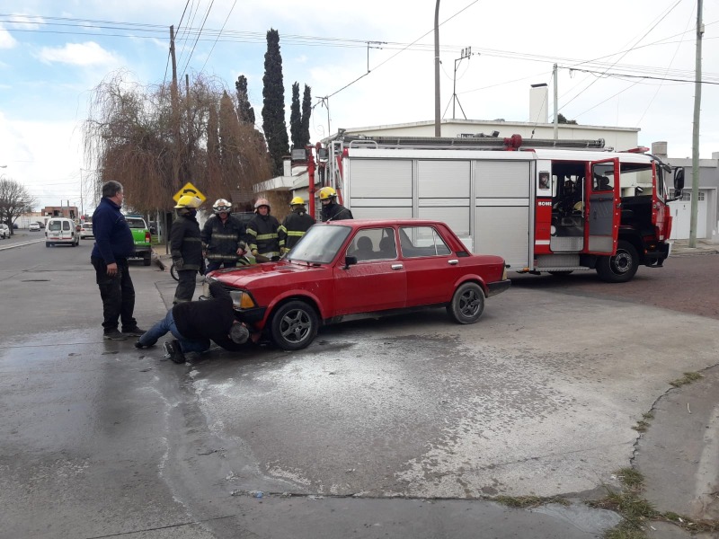 Bomberos acudi al incendio de un auto en avenida Trabajadores